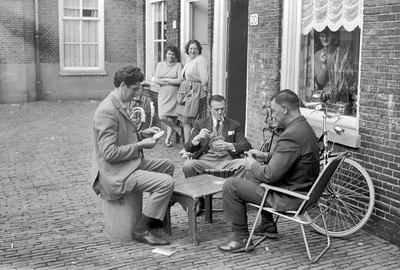 66174 Portret van drie kaartspelende mannen voor de woning Oranjehof 20 in Wijk C te Utrecht, met v.l.n.r. Lowie van ...